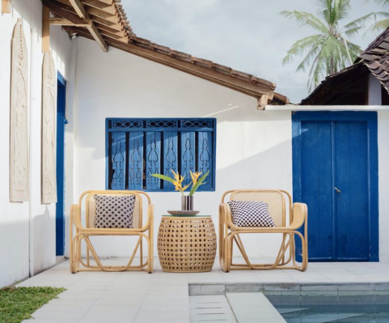 白色的房子下有2張椅子