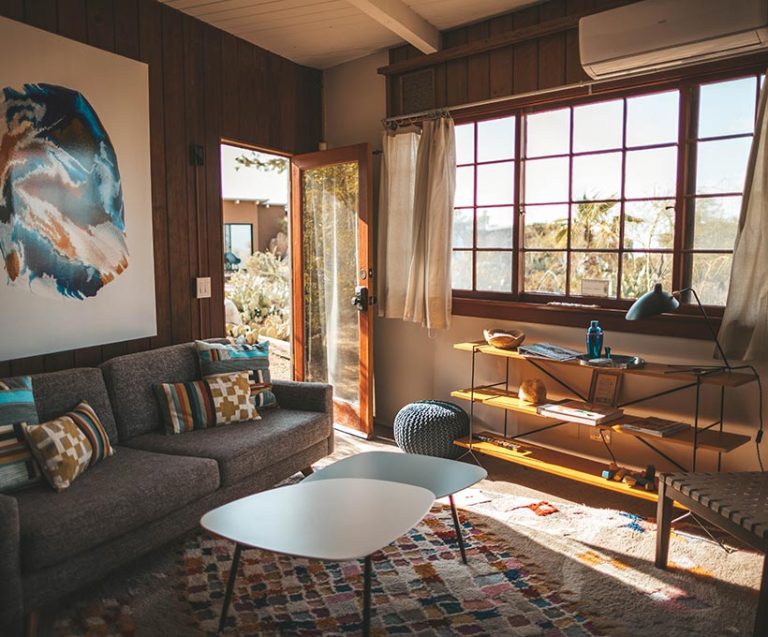 陽光落進玻璃門內有一長沙發